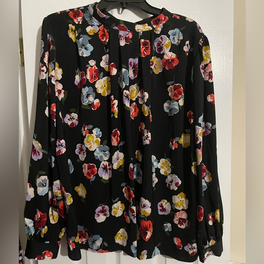 Womens Ann Taylor floral blouse. Size M. NWT